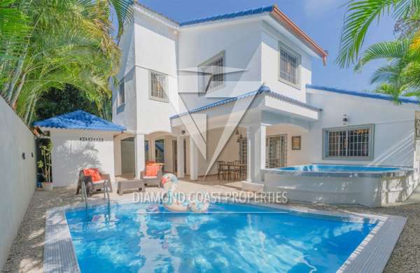 Completely renovated 3 bedroom villa | fully fenced garden with pool | no maintenance fees