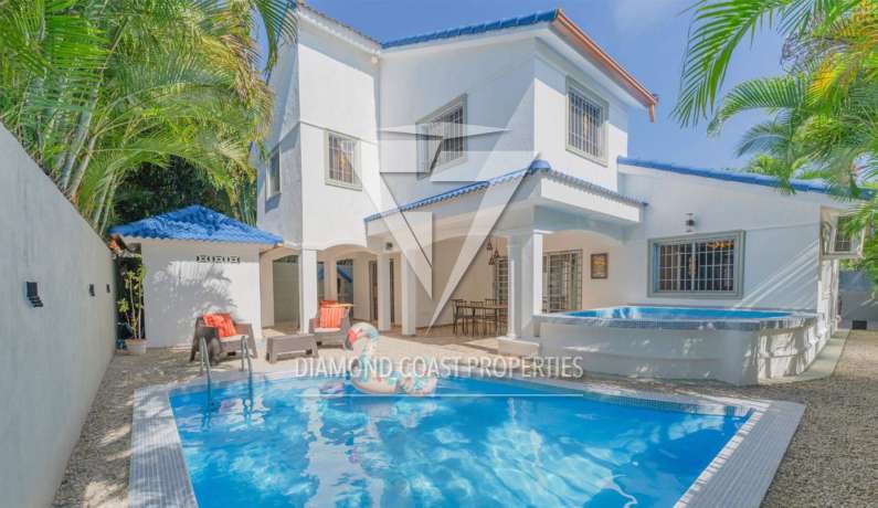 Completely renovated 3 bedroom villa | fully fenced garden with pool | no maintenance fees